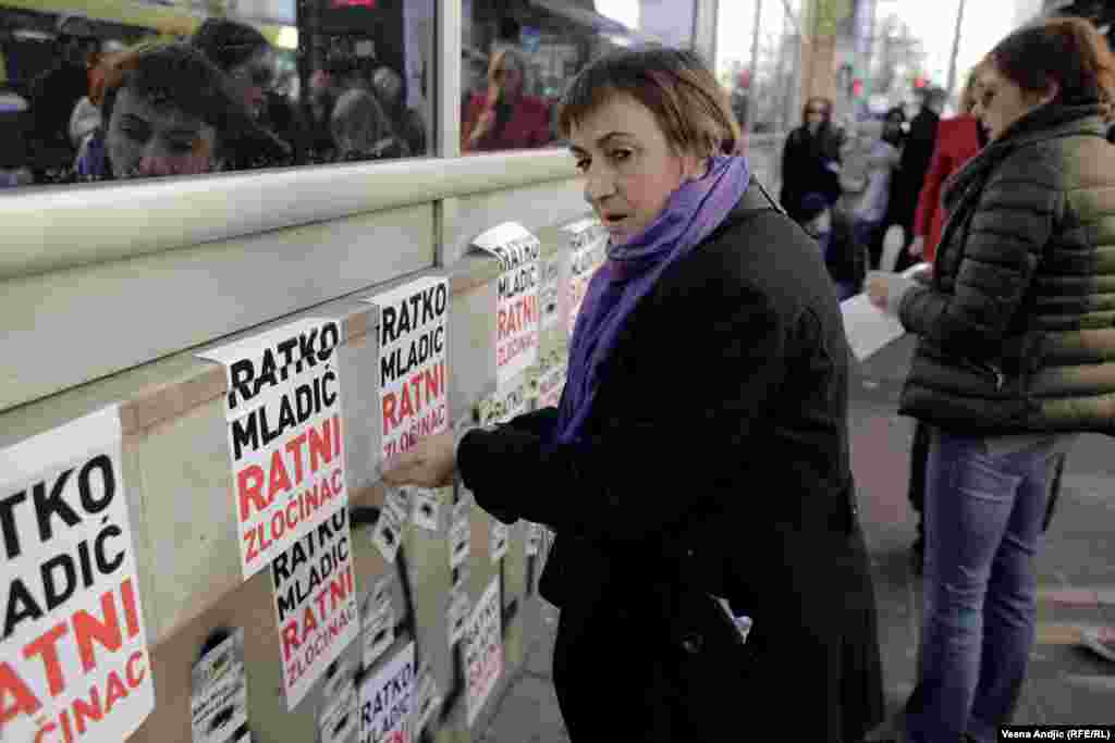 Protest je organizovan i u znak podsećanja na antiratnu kampanju Milana Mladenovića - jednog od najpoznatijih rok muzičara bivše Jugoslavije Milana i lider benda &quot;Ekatarina Velika&quot;.&nbsp;Učestvovao je u antiratnim kampanjama početkom devedesetih i podigao glas protiv rata sa još nekoliko muzičara pesmom &quot;Mir brate mir&quot;. (na fotografiji: aktivistkinja&nbsp;Staša Zajović lepi nalepnice na grafit)