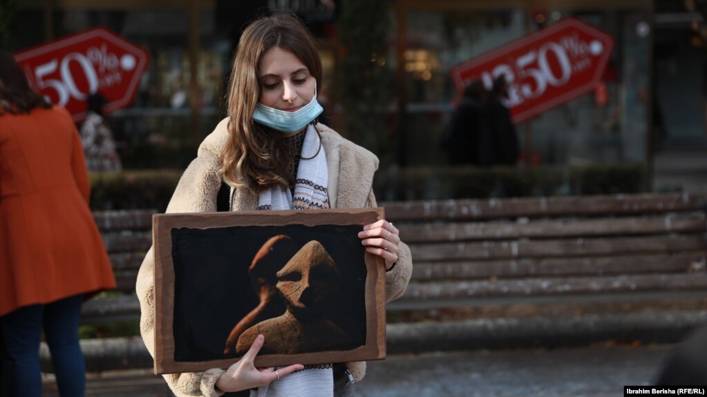Një vajzë në Prishtinë mban në duar një pikturë me portretin e Hyjneshës në Fron, që është edhe simboli i kryeqytetit të Kosovës, Prishtinës. 