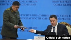 Садыр Жапаров (оң жақта) пен Қамшыбек Ташиев. Бішкек, 26 қараша, 2021 жыл.