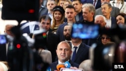 Președintele bulgar Rumen Radev , la conferința de presă după ce sondajele au arătat că a câștigat un nou mandat, Sofia, Bulgaria, 21 noiembrie 2021.