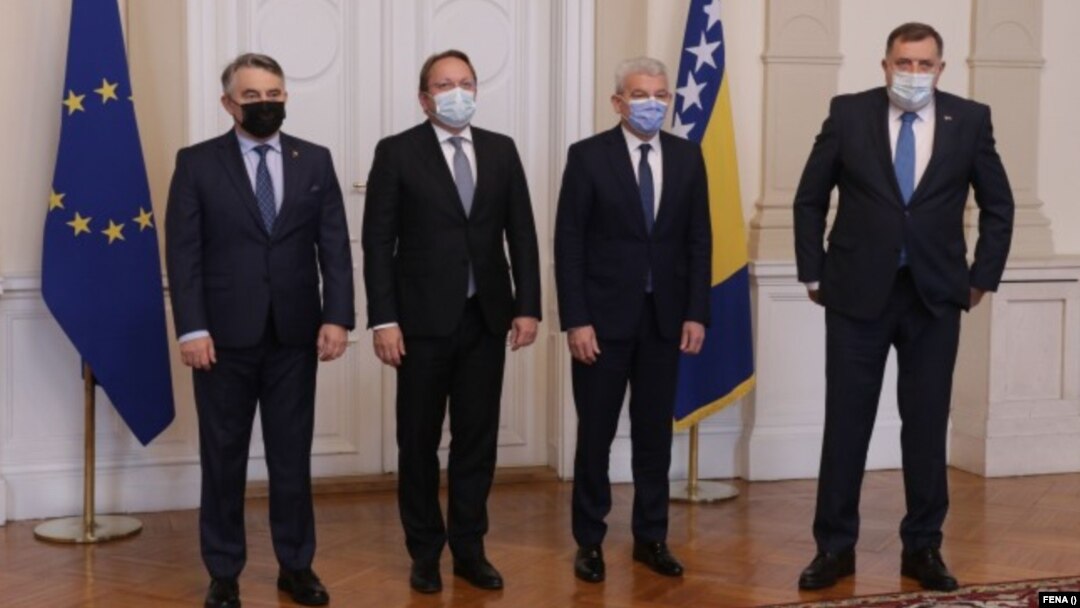 Komesar za proširenje EU Oliver Varhelyi (drugi slijeva) s članovima Predsjedništva BiH 24. novembra 2021.