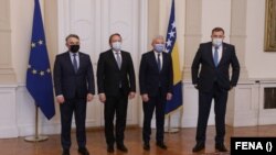 Varhelyi (drugi slijeva) sa članovima Predsjedništva BiH (slijeva nadesno) Komšićem, Džaferovićem i Dodikom, Sarajevo (24. novembar 2021.)