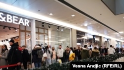 Evenimentele de tip Black Friday sunt populare nu doar în România, ci și în multe state europene. Imagine dintr-un mall din Serbia.