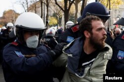 Policajci privode demonstranta tokom protesta protiv COVID mjera u Beču, Austrija, 20. novembra 2021.