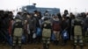 Беларускія сілавікі ахоўваюць лягер мігрантаў каля памежнага пераходу Брузгі-Кузьніца, 18 лістапада 2021 году.