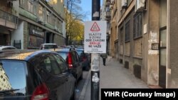 Table u centru Beograda u blizini grafita osuđenom ratnom zločincu Ratku Mladiću, na kojima su iz nevladine organizacije Inicijativa mladih za ljudska prava upozorili građane da ulaze u deo grada gde ne vlada zakon nego huligani, 25. novembar.