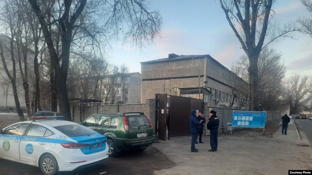 У морга в микрорайоне Калкаман. Алматы, 25 ноября 2021 года 