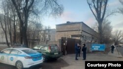 У морга в микрорайоне Калкаман. Алматы, 25 ноября 2021 года 