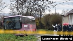Policija na mestu napada na autobus, selo Glođane, Kosovo (27. novembar 2021.)