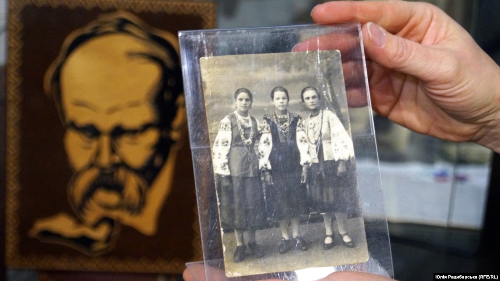 Мовою документів, фотографій, особистих речей виставка розповідає родинні історії тих, хто пережив голод, зокрема, дніпровських дисидентів