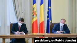 Bogdan Aurescu, ministru de externe român, alături de Nicu Popescu, omologul său moldovean.