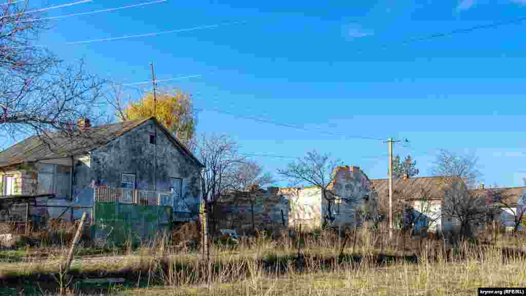 Среди жилых домов на улице Степной тоже можно увидеть руины