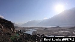 Долина реки Пяндж на границе между Таджикистаном и Афганистаном.
