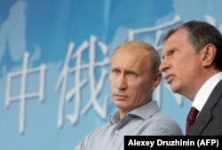 Vladimir Putin and confidant Igor Sechin in 2010.