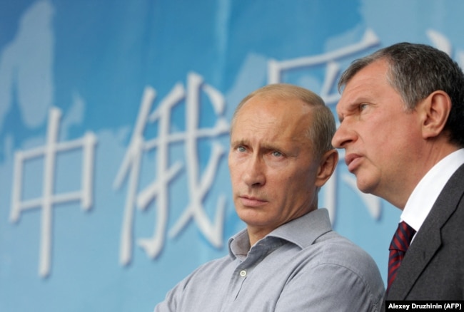 Vladimir Putin and confidant Igor Sechin in 2010.