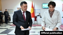 Kyrgyz President Sadyr Japarov casts his vote in parliamentary elections on November 28.