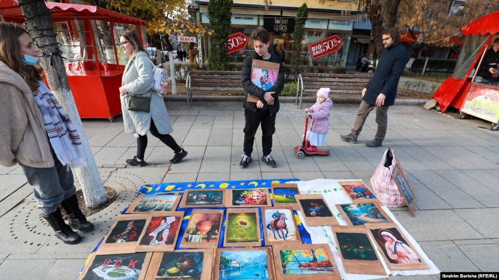 Shitësit në Prishtinë për festën e 28 Nëntorit ekspozuan edhe piktura dhe artikuj të tjerë me motive kombëtare shqiptare. 