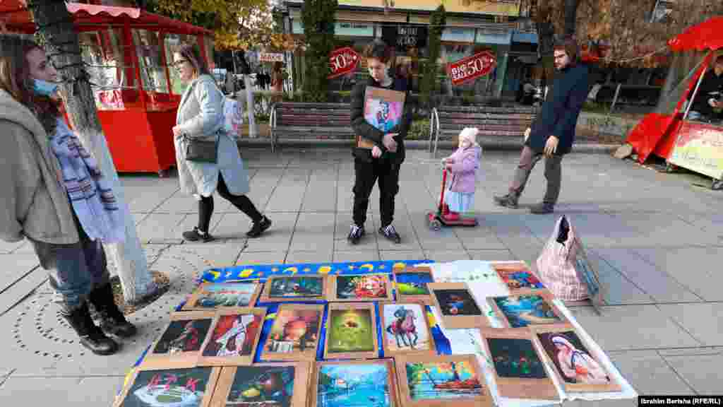 Shitësit në Prishtinë për festën e 28 Nëntorit ekspozuan edhe piktura dhe artikuj të tjerë me motive kombëtare shqiptare.&nbsp;