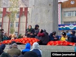 Родные двух погибших во время спецоперации силовиков на площади в Хороге. 26 ноября 2021