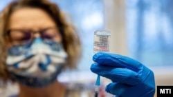 Orosházán oltáshoz készítenek elő egy Moderna-vakcinát a Dr. László Elek Kórház és Rendelőintézetben kialakított oltóponton 2021. november 25-én. 