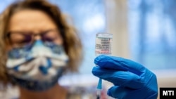 Oltáshoz készítik elő a Moderna koronavírus elleni vakcináját egy orosházi oltóponton 2021. november 25-én (képünk illusztráció)