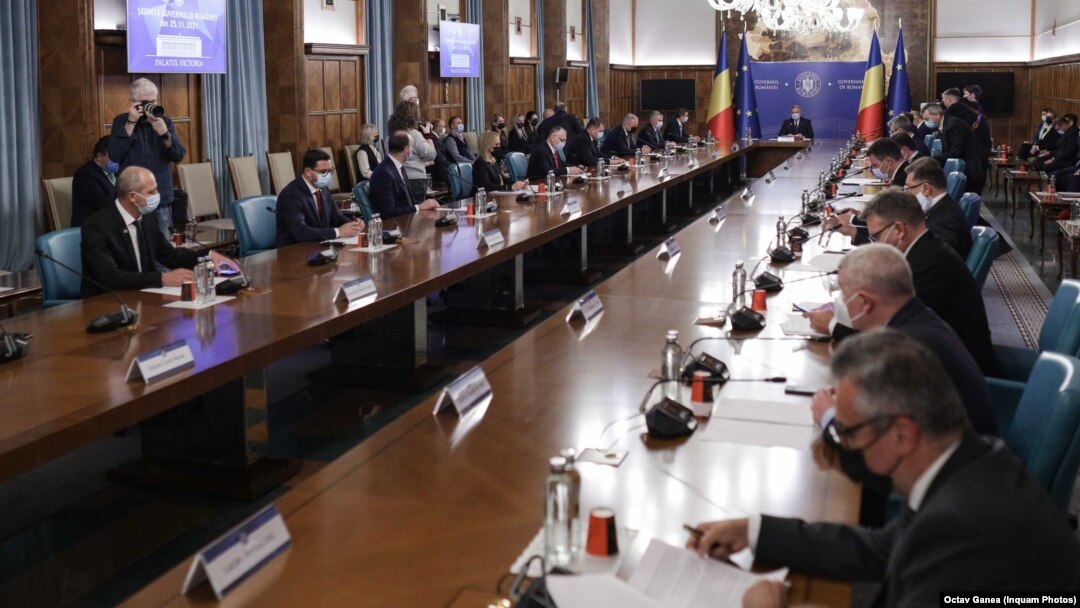 Cele peste 300 de firme vizate de un eventual nou impozit au, cumulat, o cifră de afaceri de 565 de miliarde de lei. În imagine, prima ședință a guvernului Ciucă.