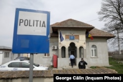 Sediul Poliției din Sintenști, instituția care ar trebuit să ajute autoritățile centrale să intervină pentru a stopa arderile ilegale de deșeuri.