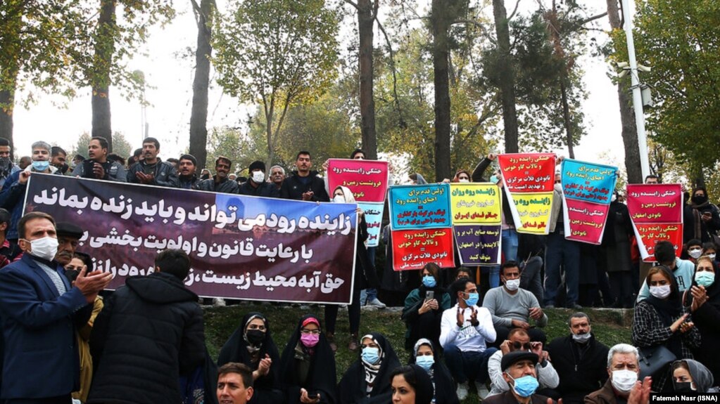 نمایی از تجمع آذرماه پارسال مردم اصفهان در واکنش به وضعیت آب این استان