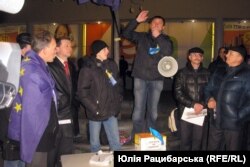 Віктор Романенко (в центрі) на перших акціях Євромайдану 2013-2014 років в Дніпрі