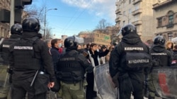 Protestne blokade saobraćaja u više gradova Srbije: Nadgurivanje građana i policije