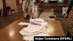 Ручной подсчет бюллетеней на одном из избирательных участков в Бишкеке. 28 ноября 2021 года. 