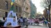 У День Гідності та Свободи у Львові прикрасили ялинку політичними вимогами