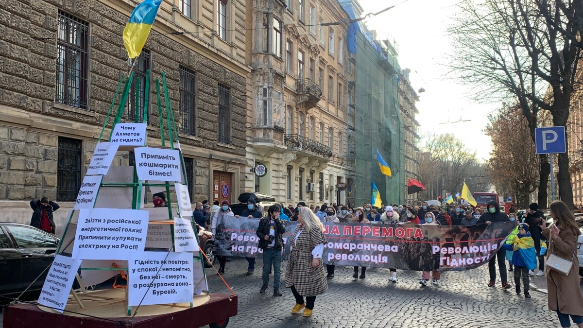 У День Гідності та Свободи у Львові прикрасили ялинку політичними вимогами