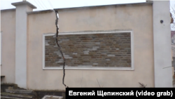Крим, траса «Таврида», через просідання траси з'явилися тріщини в огорожах кримчан