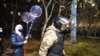 Rusiye quvetçileri noyabrniñ 23-nde Aqmescitteki vaqtınca tutuv izolâtorınıñ binasına 12 kün memuriy apiste qalğan advokat Edem Semedlâyevni qarşılamağa kelgen faallerni tuttı