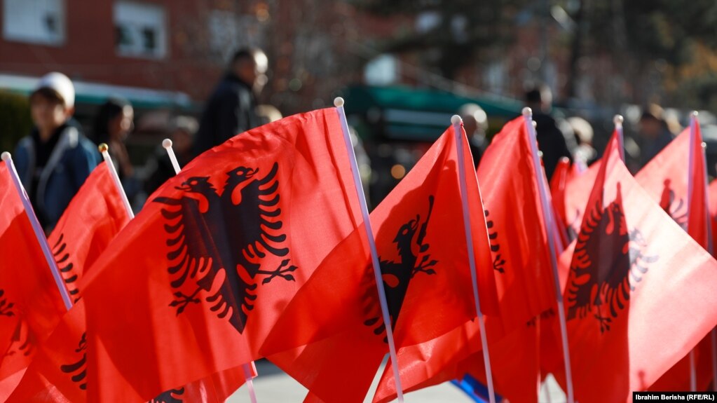 Shitësit ambulantë shitën flamuj të Shqipërisë më 28 nëntor 2021. 