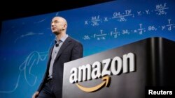 Jeff Bezos, osnivač kompanije Amazon na prezentaciji pametnog telefona - Fire smatrphone koji je plasirala 18. juni, 2014. 