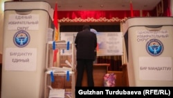 Один из избирательных участков в Бишкеке, 28 ноября 2021 г.