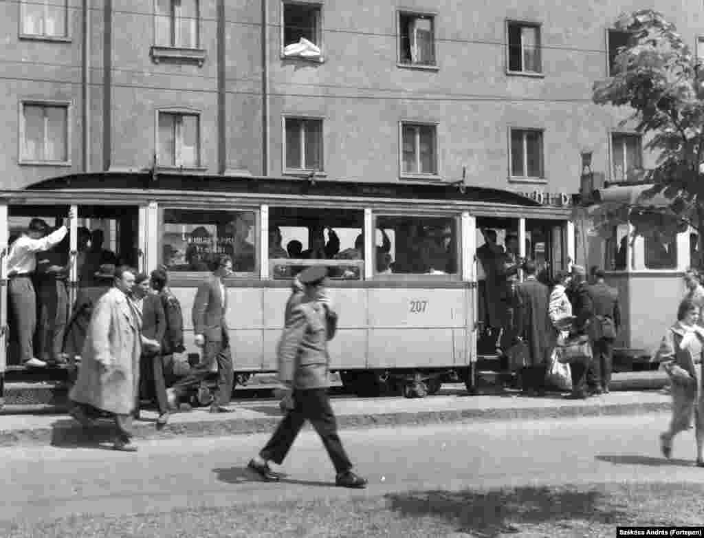 Budapest után Miskolcon épült meg az országban elsőként normál nyomtávú közúti villamos vasút. A pozsonyi és a szombathelyi villamosvasút még keskeny nyomtávú volt. A fotó 1957-ben készült a miskolci Bajcsy-Zsilinszky úton