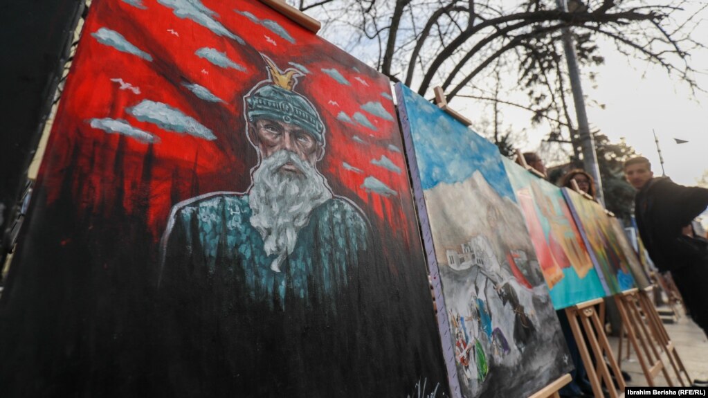 Pikturë me portretin e heroit kombëtar të shqiptarëve, Skënderbeut u vendos në tezgën e një shitësi në Prishtinë më 28 nëntor 2021. 