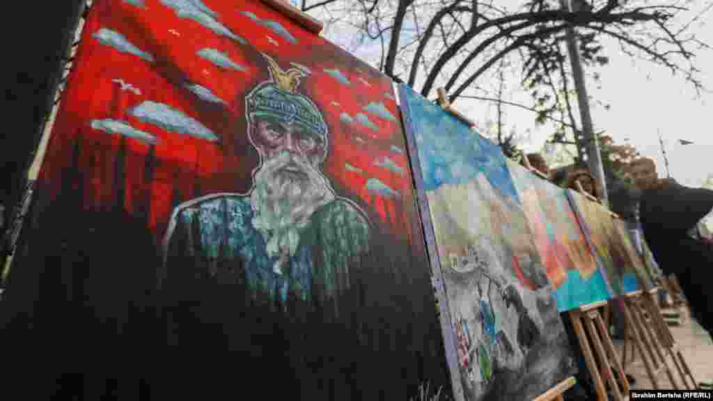 Pikturë me portretin e heroit kombëtar të shqiptarëve, Skënderbeut u vendos në tezgën e një shitësi në Prishtinë më 28 nëntor 2021.&nbsp;
