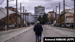 Most u Mitrovici na reci Ibar. Kako je naveo zamenik ministarstva infrastrukture Kosova, kompanija RAD, koja je pod američkim sankcijama, izbačena je iz projekta za letnje i zimsko održavanje državnih i regionalnih puteva u 2021. i 2022. godini.