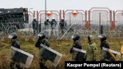 Pripadnici bjeloruske policije pred granicom sa Poljskom, 18. novembar