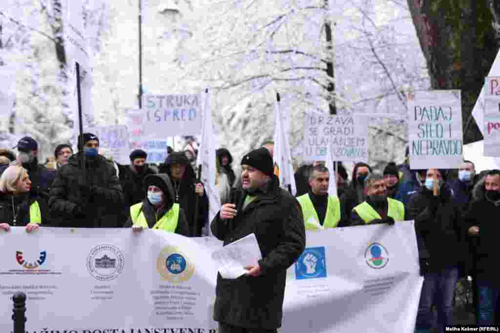 БИХ - Стотина претставници на осум синдикати во Кантонот Сараево денеска одржаа едночасовен предупредувачки протест пред зградата на кантоналната влада, незадоволни од висината на платите. Тие земаат плата од буџетот на Кантонот Сараево, Фондот на Заводот за здравствено осигурување на Кантонот Сараево и комуналната економија на Кантонот Сараево. Во федерацијата Босна и Хецеговина има 10 синдикати.