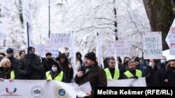 Protest članova osam sindikata radnika koji platu primaju iz budžeta Kantona Sarajevo.