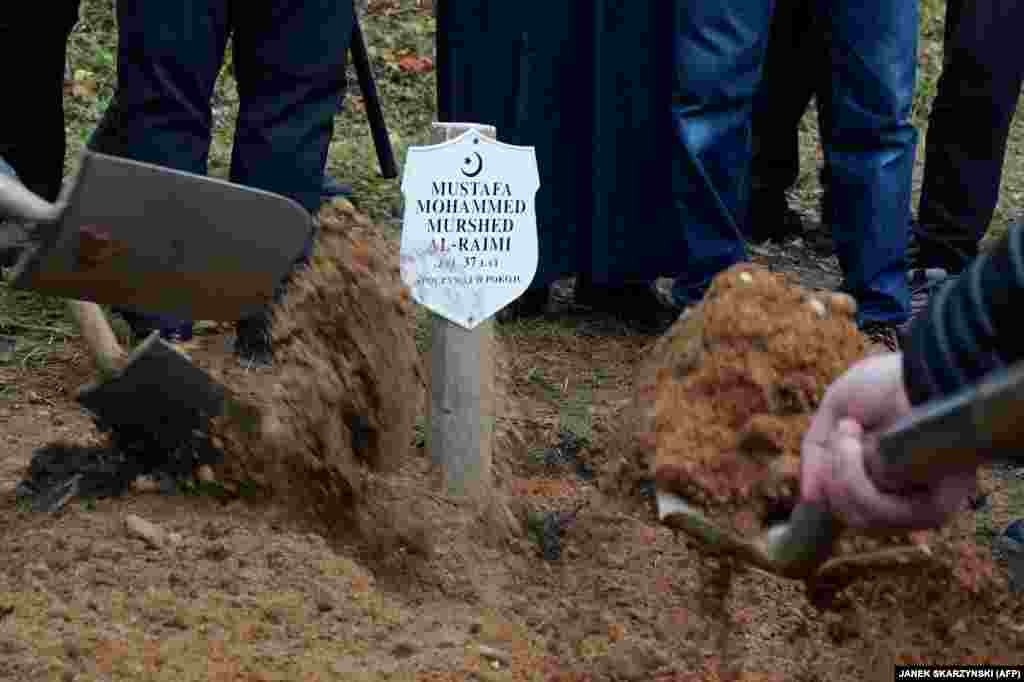 Похороны аль-Раими. По данным польской стороны, с начала кризиса летом этого года погибло по меньшей мере 11 мигрантов&nbsp;