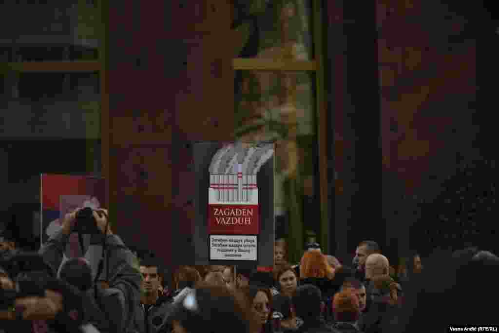 &quot;Zagađen vazduh&quot; - poruka sa transparenta jednog od demonstranata, sumira i povod za organizovanje protesta u Beogradu.