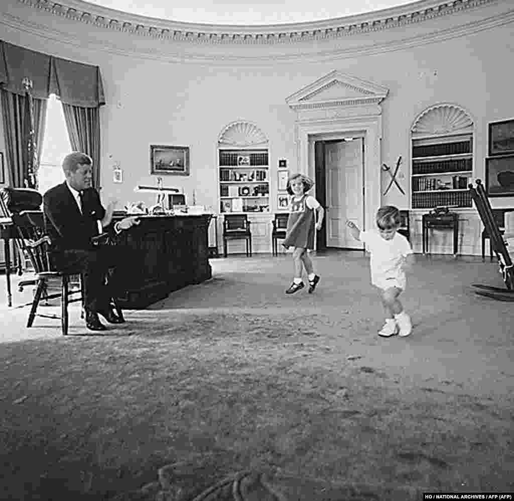 Kennedy gyermekeivel 1962-ben a Fehér Ház Ovális Irodájában.