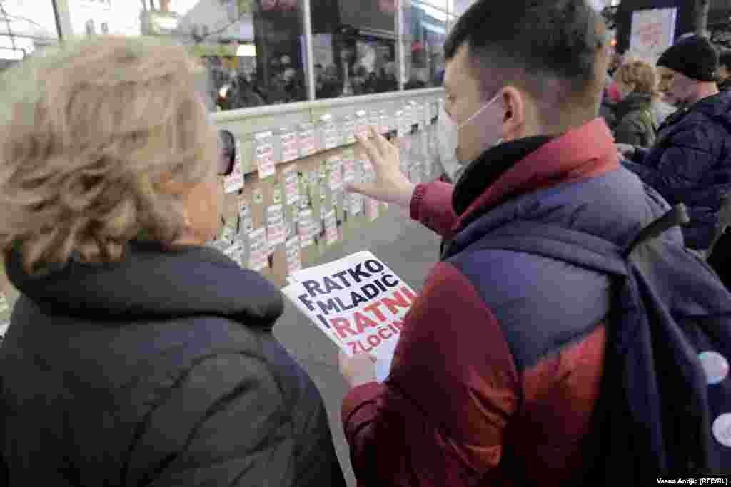 Na događaju prisustvuju aktivisti antifašistiških grupa, nevladinih organizacija, muzičari i umetnici.