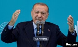 Президент Турции Реджеп Тайип Эрдоган обращается к своим сторонникам во время встречи в Стамбуле. Турция, 5 ноября 2021 года